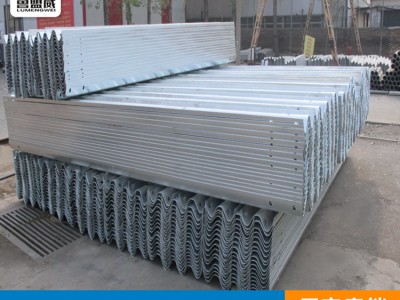 現(xiàn)貨供應(yīng)高速公路防撞護(hù)欄 道路安全保護(hù)欄 路側(cè)波形梁鋼護(hù)欄